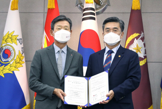 황현식(왼쪽) LG유플러스 사장과 국방부 서욱 장관이 5일 서울 용산구 국방부 청사에서 '초등 군인 자녀 교육 지원을 위한 업무협약'을 갖고 기념촬영을 하고 있다. LG유플러스 제공